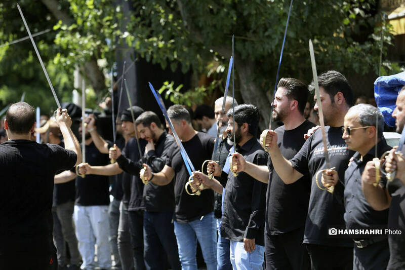 مراسم عزاداری ظهر روز عاشورا در چهار راه گلوبندک