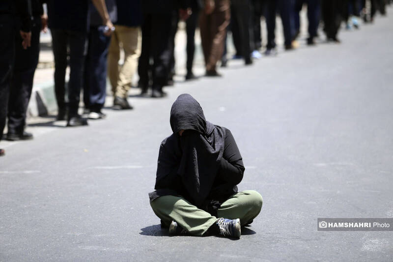 مراسم عزاداری ظهر روز عاشورا در چهار راه گلوبندک