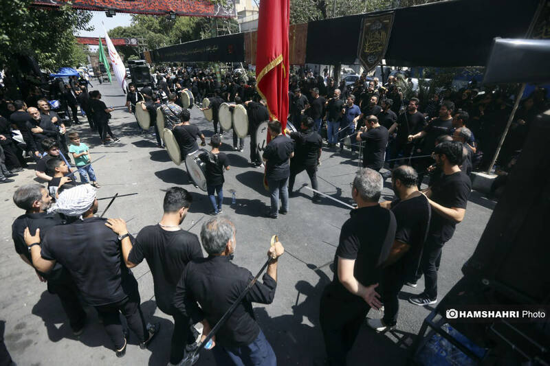 مراسم عزاداری ظهر روز عاشورا در چهار راه گلوبندک