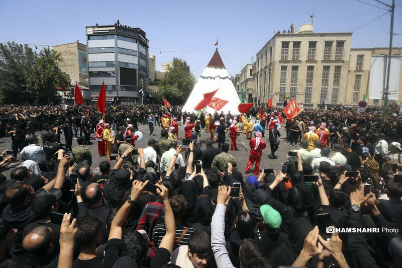 مراسم عزاداری ظهر روز عاشورا در چهار راه گلوبندک