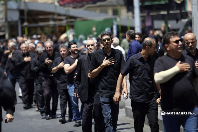 مراسم عزاداری ظهر روز عاشورا در چهار راه گلوبندک