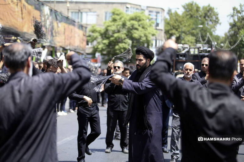 مراسم عزاداری ظهر روز عاشورا در چهار راه گلوبندک