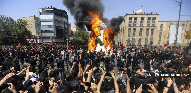 مراسم عزاداری ظهر روز عاشورا در چهار راه گلوبندک