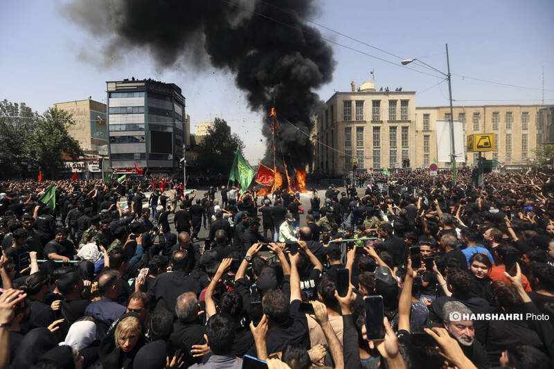 مراسم عزاداری ظهر روز عاشورا در چهار راه گلوبندک