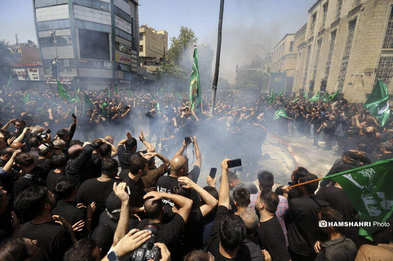 مراسم عزاداری ظهر روز عاشورا در چهار راه گلوبندک