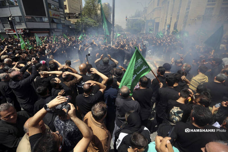 مراسم عزاداری ظهر روز عاشورا در چهار راه گلوبندک