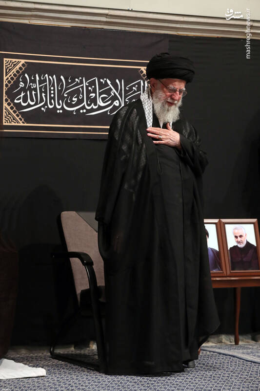 تصویری از رهبر انقلاب در هنگام عرض سلام و توسل به محضر حضرت ولیعصر ارواحنا فداه در جریان قرائت دعای توسل در مراسم عزاداری شام غریبان حسینی در حسینیه امام خمینی(ره) تصویری از رهبر انقلاب در هنگام عرض سلام و توسل به محضر حضرت ولیعصر ارواحنا فداه در جریان قرائت دعای توسل در مراسم عزاداری شام غریبان حسینی در حسینیه امام خمینی(ره)