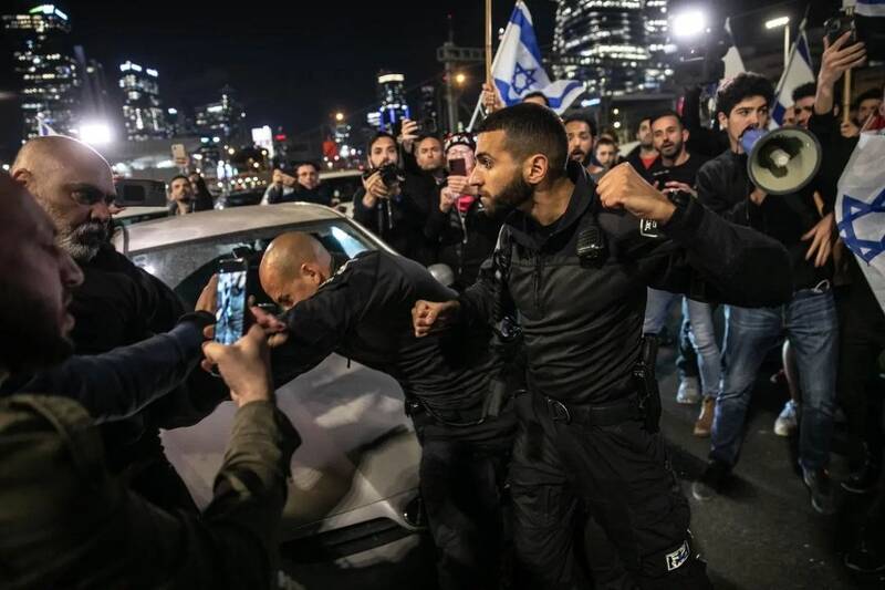 نفرین دهه هشتم در کمین صهیونیستها/ نتانیاهو چند برابر ترامپ در معرض ترور و تسویه حساب داخلی قرار دارد + فیلم