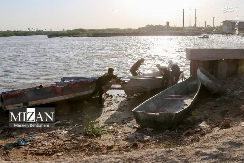 عکس/ صید ماهی روی پل صنگور آبادان