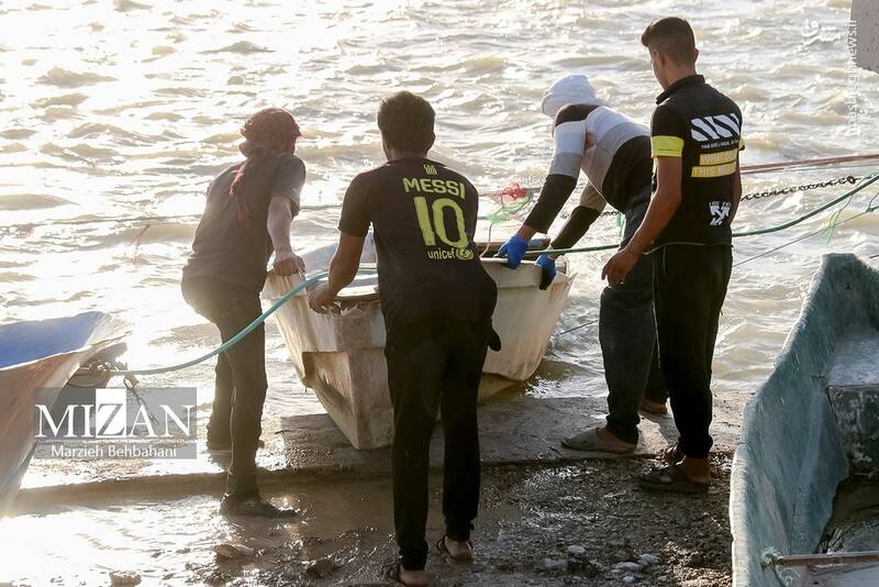 عکس/ صید ماهی روی پل صنگور آبادان