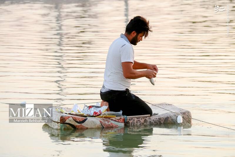عکس/ صید ماهی روی پل صنگور آبادان