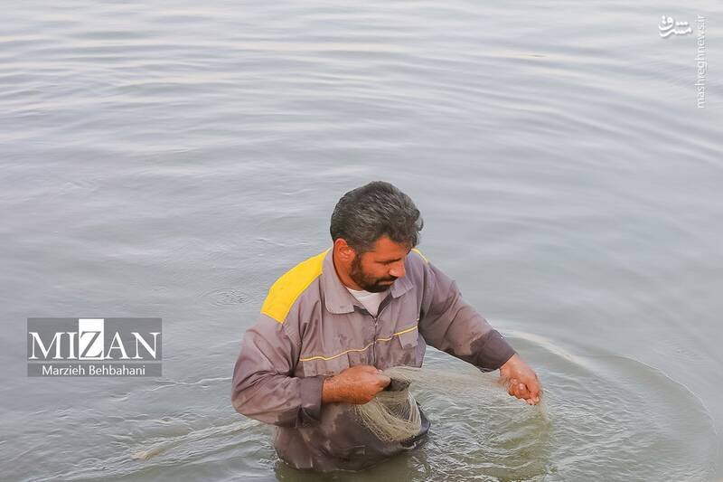 عکس/ صید ماهی روی پل صنگور آبادان