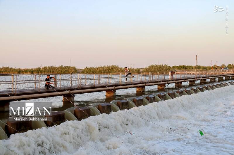عکس/ صید ماهی روی پل صنگور آبادان