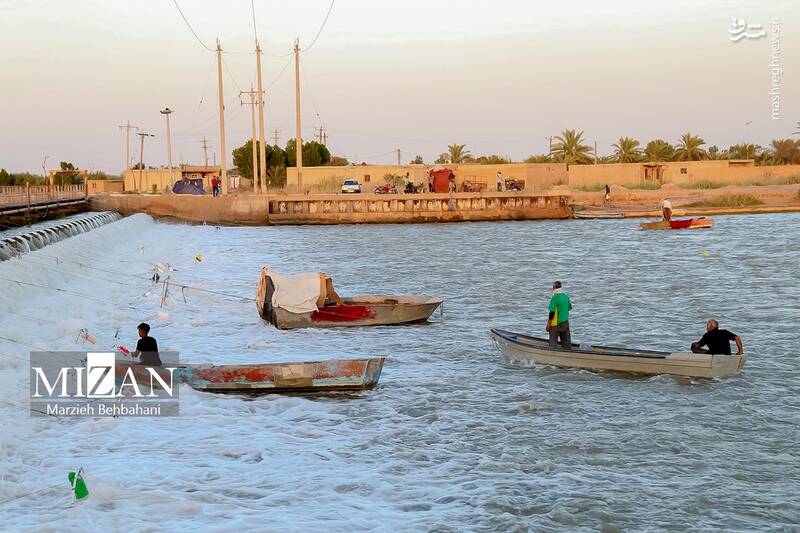 عکس/ صید ماهی روی پل صنگور آبادان