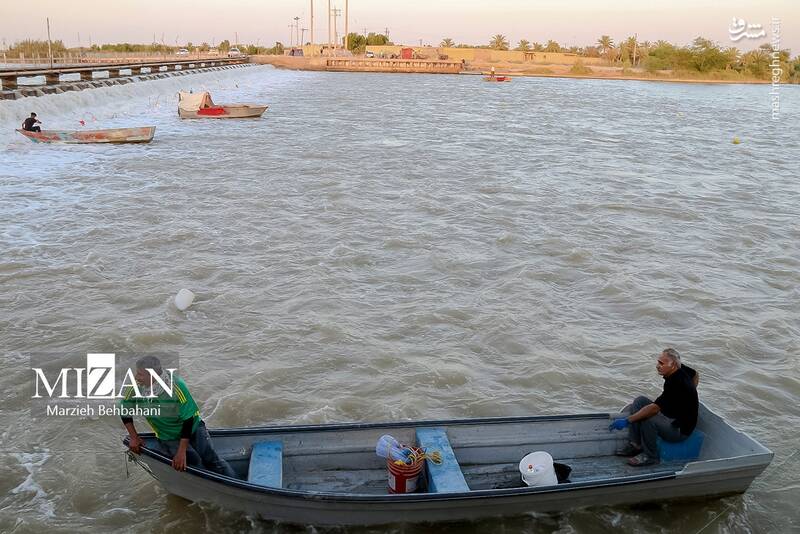 عکس/ صید ماهی روی پل صنگور آبادان