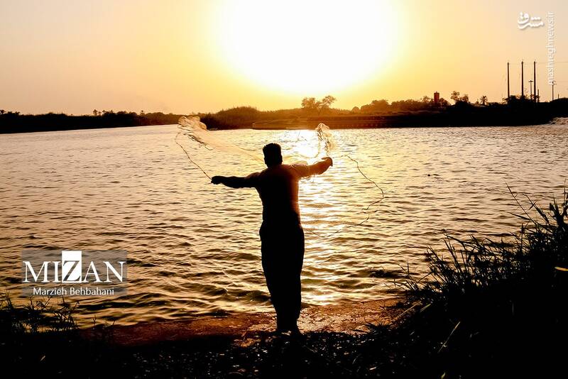 عکس/ صید ماهی روی پل صنگور آبادان