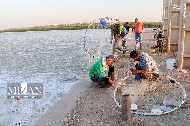 عکس/ صید ماهی روی پل صنگور آبادان