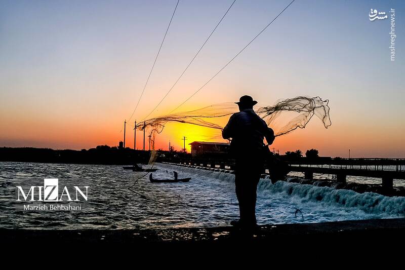 عکس/ صید ماهی روی پل صنگور آبادان