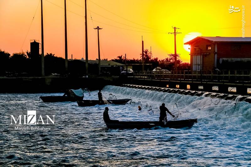 عکس/ صید ماهی روی پل صنگور آبادان