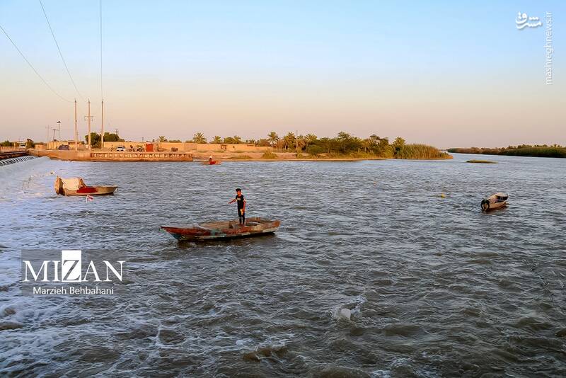 عکس/ صید ماهی روی پل صنگور آبادان