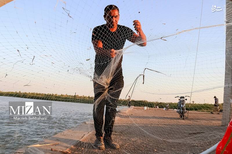عکس/ صید ماهی روی پل صنگور آبادان
