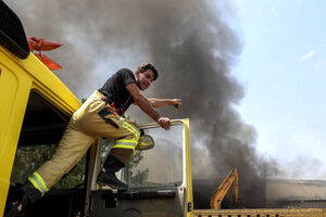 عکس/ آتش‌سوزی در شهرک صنعتی یزد