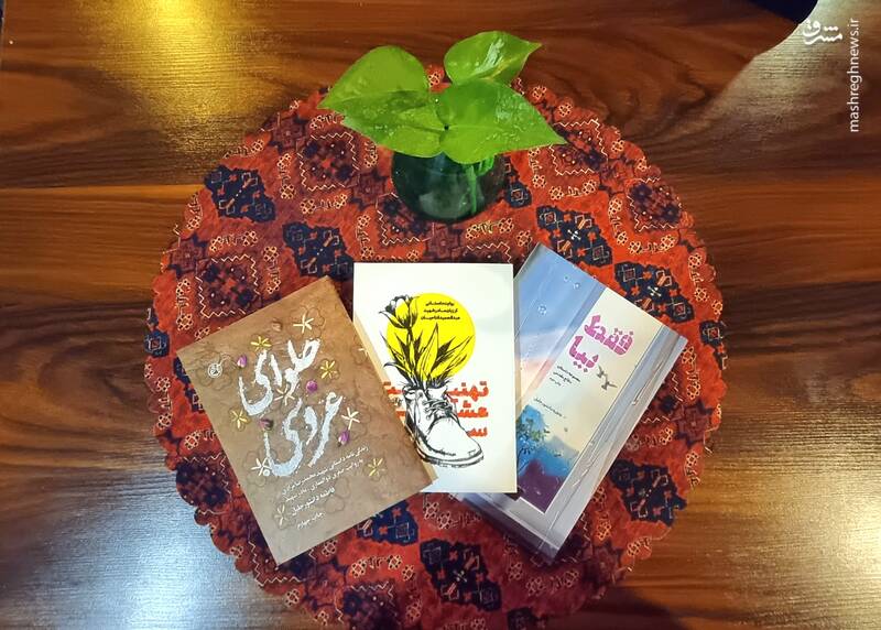 در کتابهایم امضای خانواده شهید را میگیرم