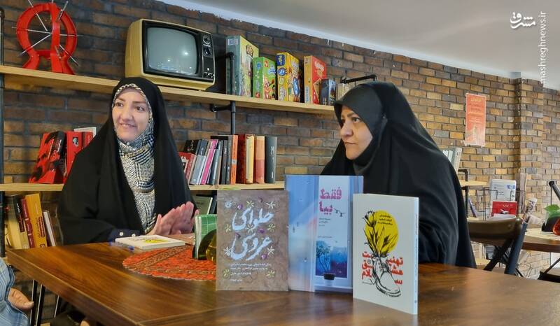 در کتابهایم امضای خانواده شهید را میگیرم