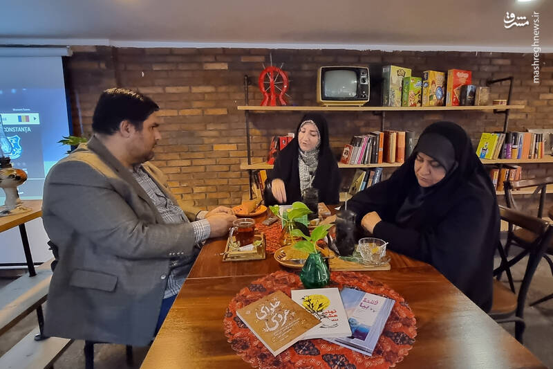 در کتابهایم امضای خانواده شهید را میگیرم