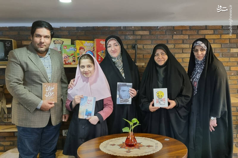 در کتابهایم امضای خانواده شهید را میگیرم