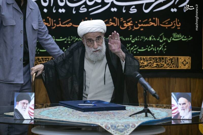 لحظه امضای اعتبارنامه پزشکیان توسط آیتالله جنتی و دیگر اعضای شورای نگهبان