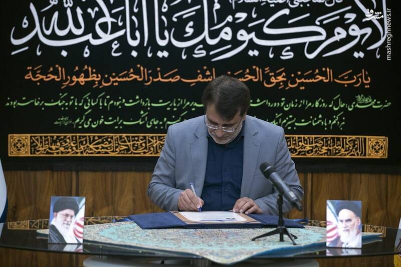 لحظه امضای اعتبارنامه پزشکیان توسط آیتالله جنتی و دیگر اعضای شورای نگهبان