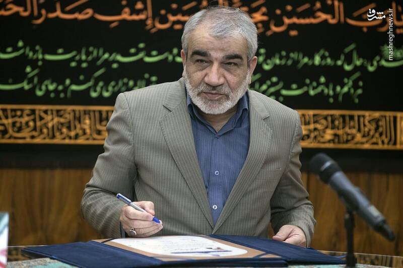 لحظه امضای اعتبارنامه پزشکیان توسط آیتالله جنتی و دیگر اعضای شورای نگهبان