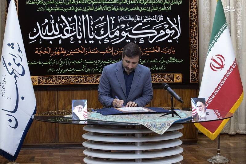 لحظه امضای اعتبارنامه پزشکیان توسط آیتالله جنتی و دیگر اعضای شورای نگهبان