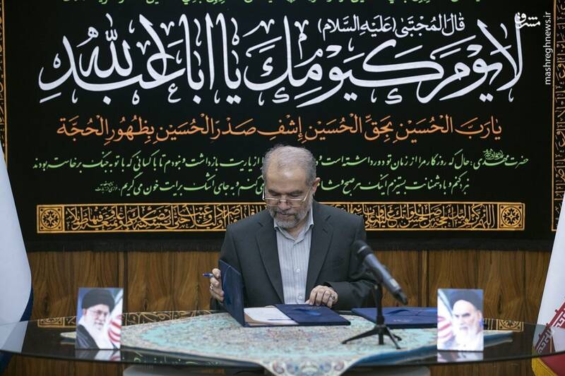 لحظه امضای اعتبارنامه پزشکیان توسط آیتالله جنتی و دیگر اعضای شورای نگهبان