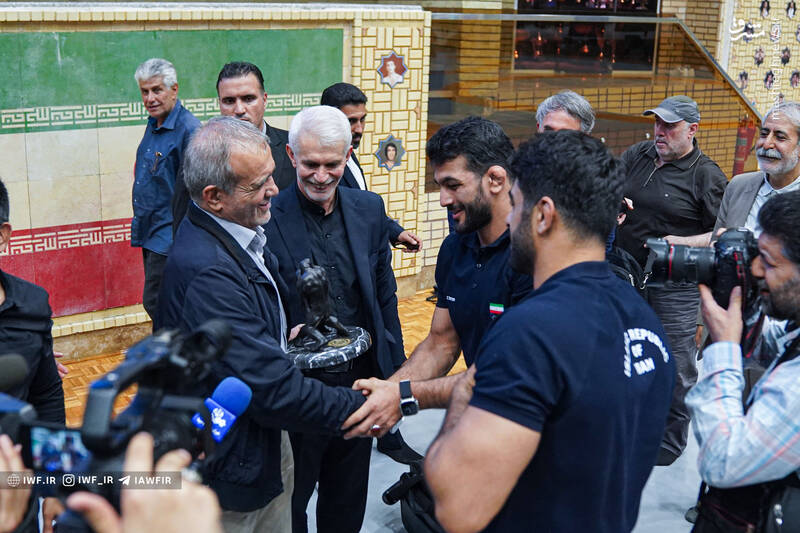 عکس/ حضور رئیس جمهور منتخب در کمپ تیمهای ملی کشتی