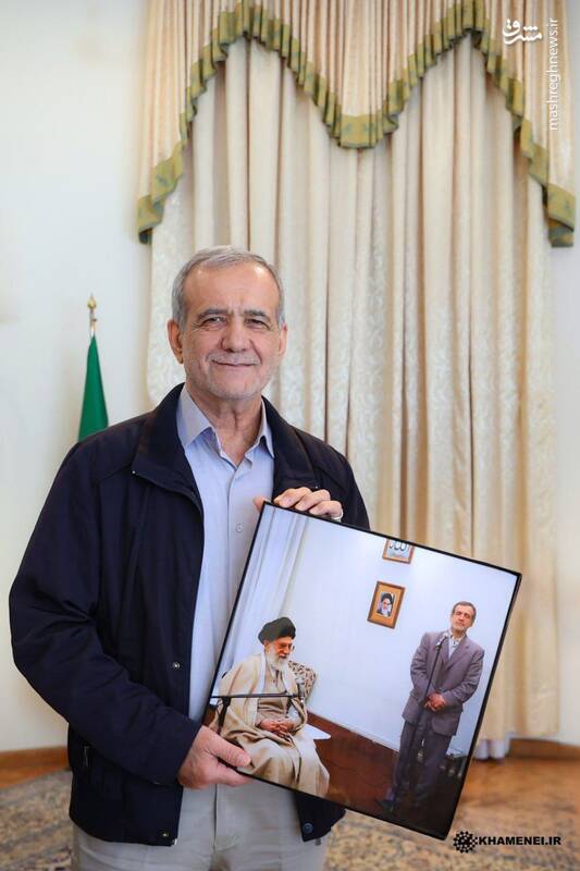 عکس/ هدیه رسانه KHAMENEI.IR به پزشکیان