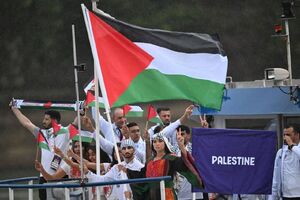 عکس/ عبور کاروان فلسطین در مراسم افتتاحیه المپیک با علامت پیروزی