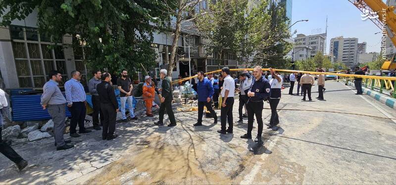 فرونشست زمین در میدان ونک یک مصدم برجای گذاشت + عکس