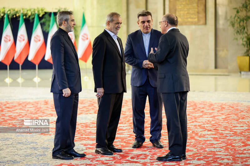 دیدار میهمانان شرکت کننده در مراسم تحلیف با رئیس جمهور