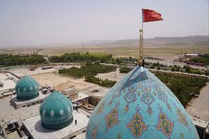 فیلم/ اهتزاز پرچم سرخ انتقام برفراز گنبد مسجد جمکران