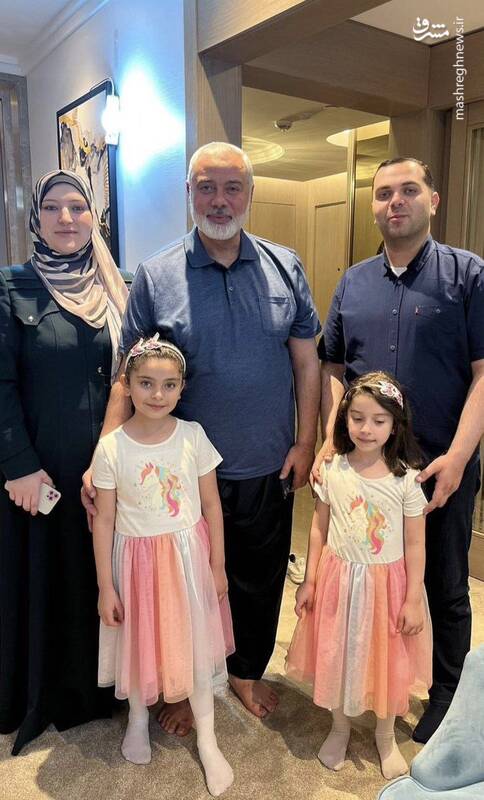 تمام افراد حاضر در تصویر شهید شدهاند