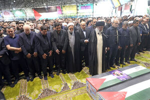 اقامه نماز رهبر انقلاب بر پیکر شهید هنیه در دانشگاه تهران