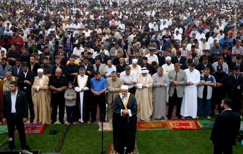 این عکس مربوط به اقامه نماز جماعت توسط شهید هنیه است