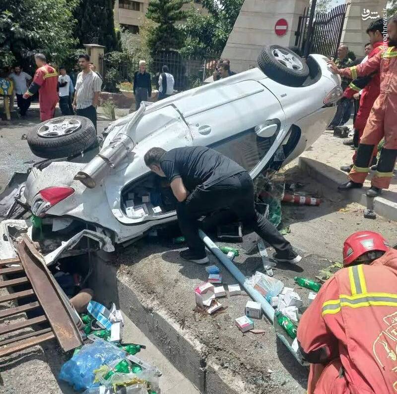 برخورد کامیونت با ۱۲ خودرو در سعادت آباد +عکس