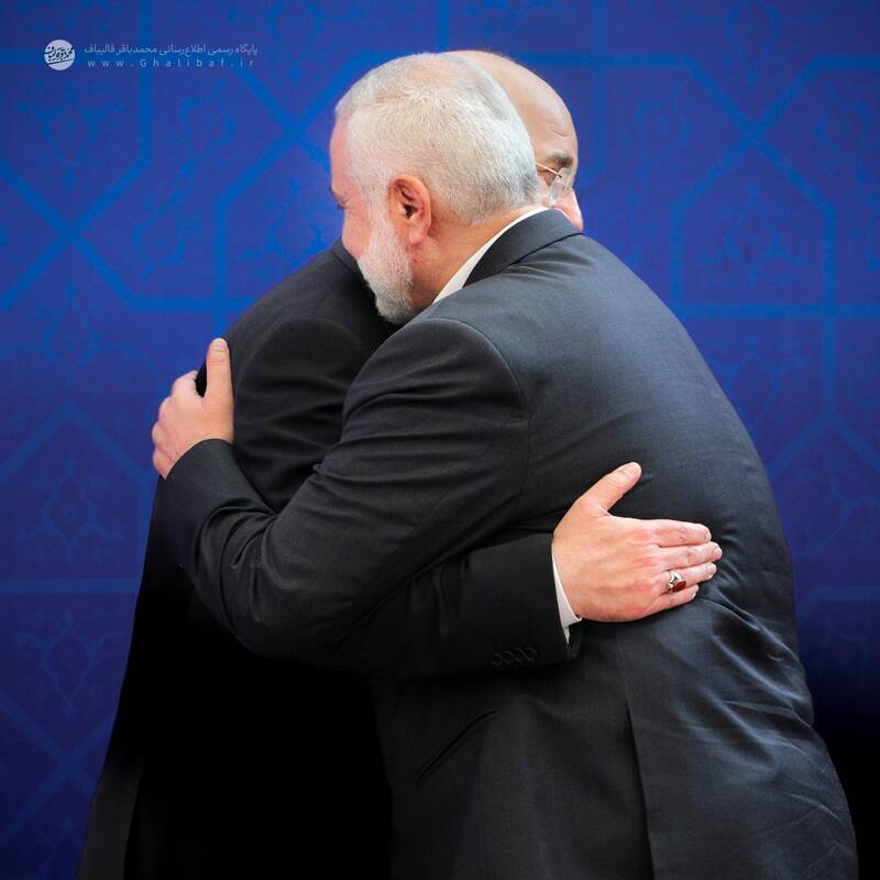 قابی ماندگار از درآغوشکشیدن برادری مجاهد