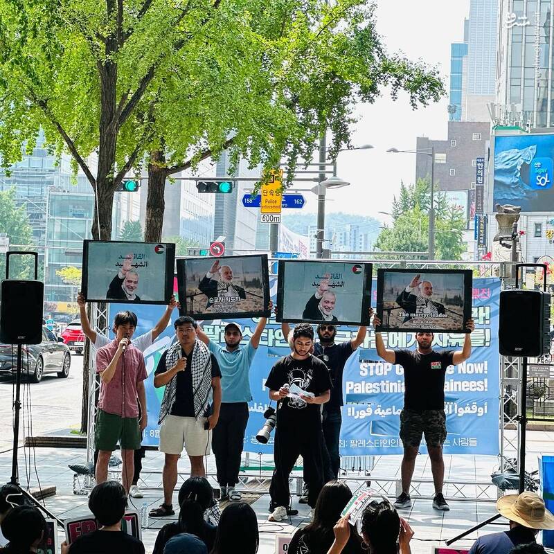 تصاویر شهید هنیه در دست تظاهرات کنندگان در سئول