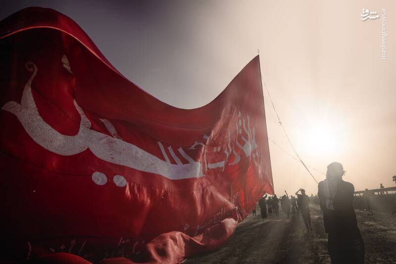 عکس/ پرچم بزرگ "یا لثارت الحسین" در پیاده روی اربعینی اهالی بصره