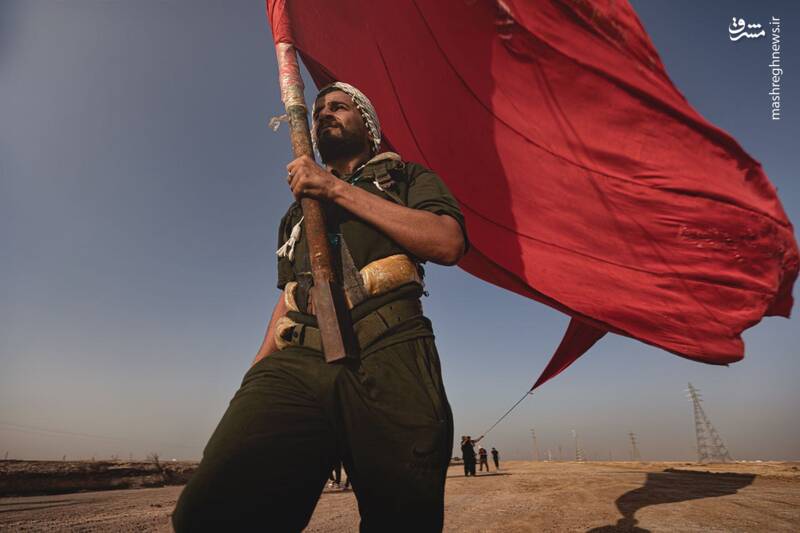 عکس/ پرچم بزرگ "یا لثارت الحسین" در پیاده روی اربعینی اهالی بصره
