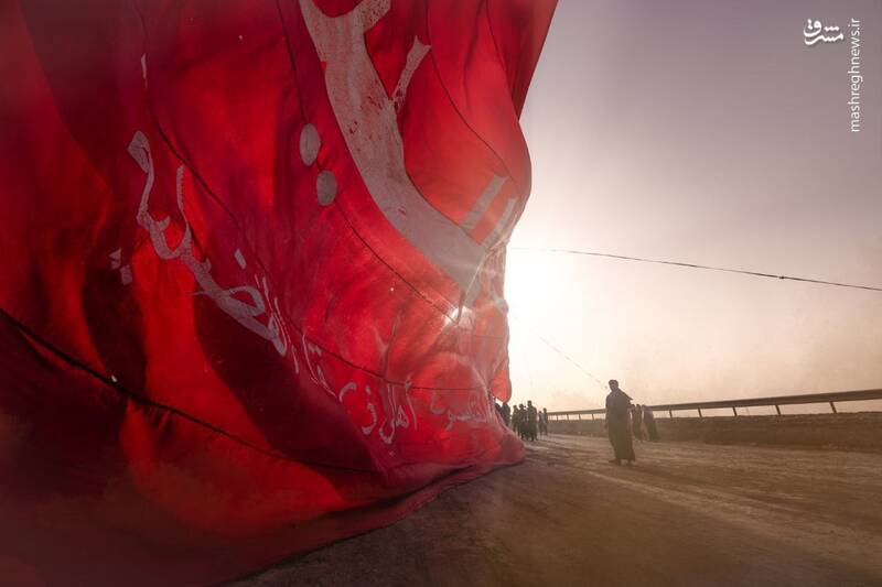 عکس/ پرچم بزرگ "یا لثارت الحسین" در پیاده روی اربعینی اهالی بصره